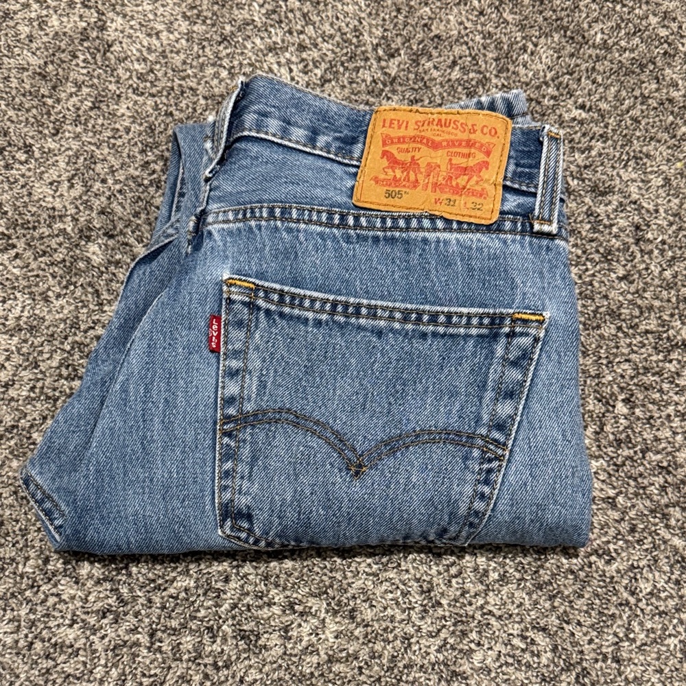 Men’s Levi's Classic 505 Blue Jeans size 31x32..work jeans